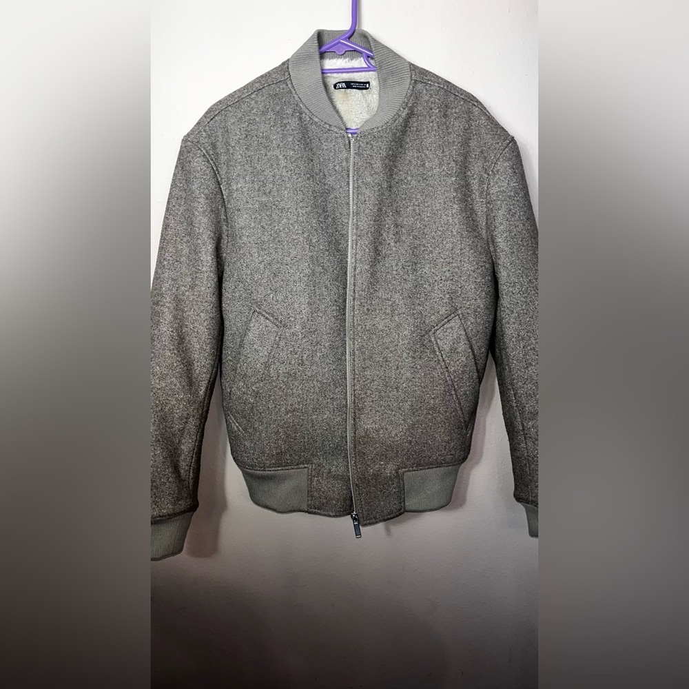 Limited edition Zara oatmeal bomber with fur lining.